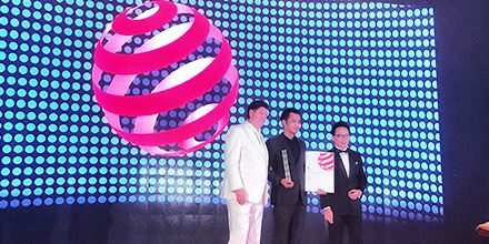 【岸峰重磅】"Halo" 智能折疊車攀頂紅點(diǎn)設(shè)計(jì)，斬獲2017年&ldquo;紅點(diǎn)之星&rdquo;獎(jiǎng)?。?></p>
                            <p><br></p>
                            <p>
	熱烈祝賀岸峰工業(yè)設(shè)計(jì)斬獲
</p>
<p>
	2017年紅點(diǎn)概念設(shè)計(jì)至尊獎(jiǎng)
</p>
<p>
	年度全球唯一一尊<span style=